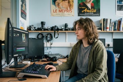 Jeune femme en train d'éditer une vidéo dans un laboratoire universitaire